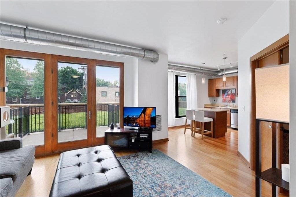 15 E Franklin Ave #211