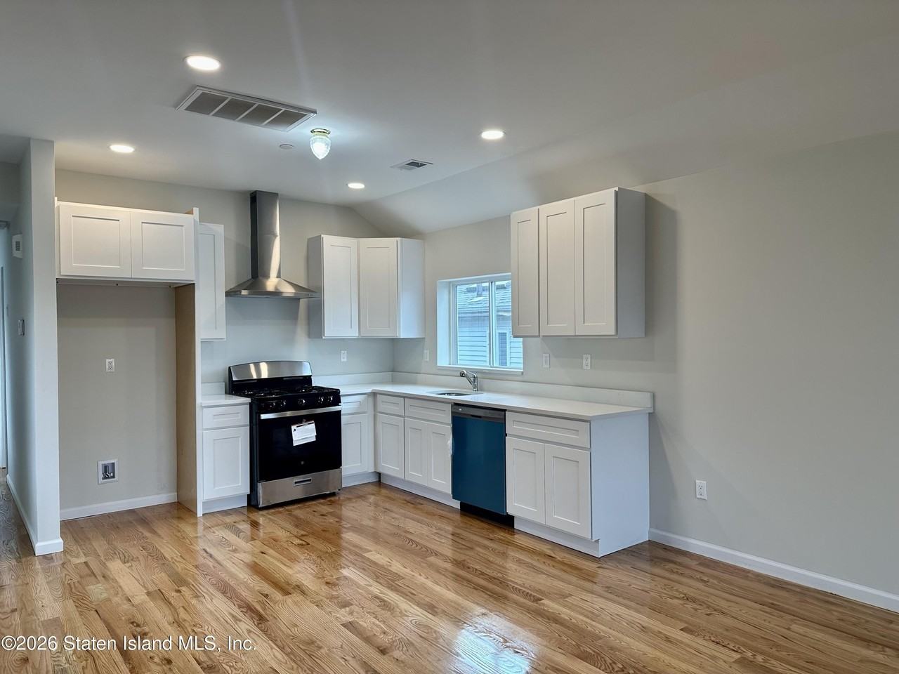 147 Vedder Ave - Photo 2 of 8