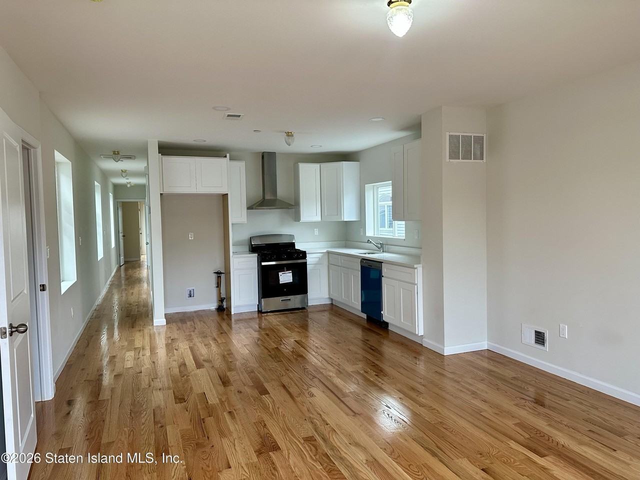 147 Vedder Ave - Photo 4 of 8