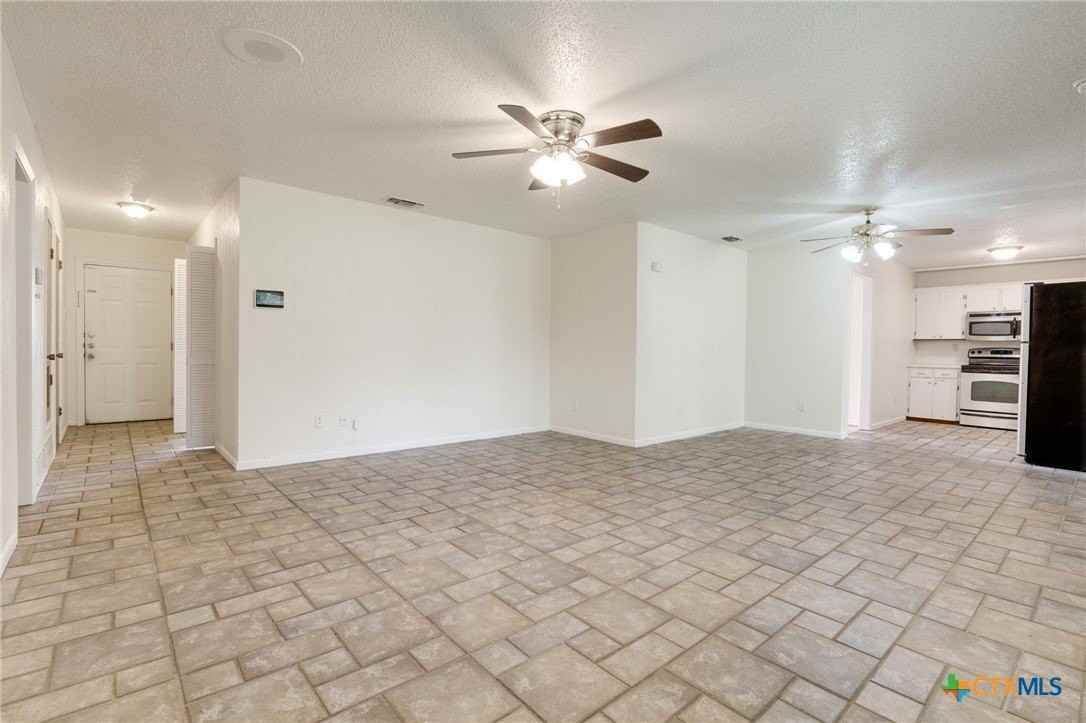 1103 Deorsam Dr - Photo 3 of 15