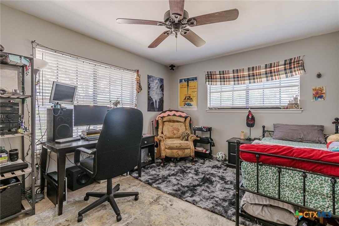 133 Algarita St - Photo 4 of 43