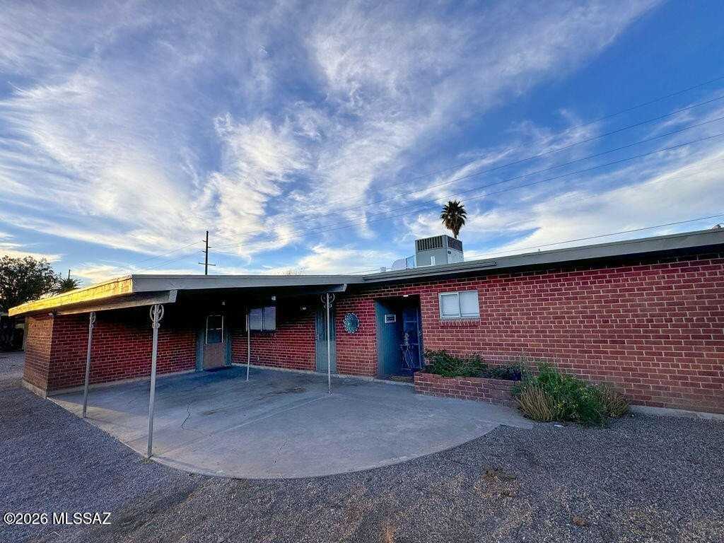 7041 E Hawthorne St - Photo 3 of 47