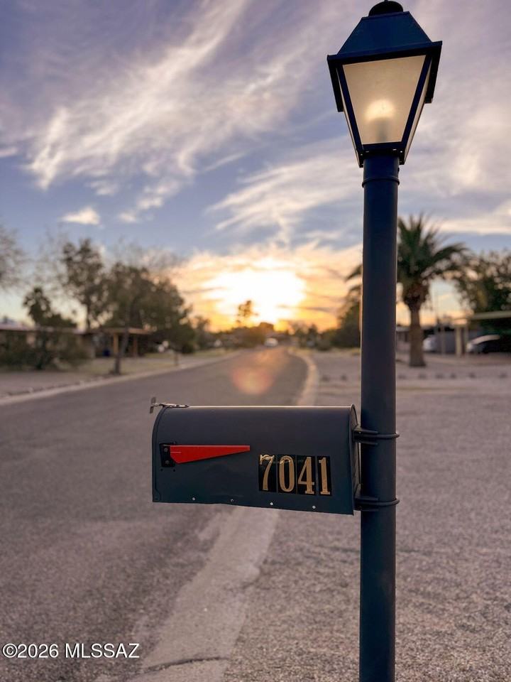 7041 E Hawthorne St - Photo 4 of 47