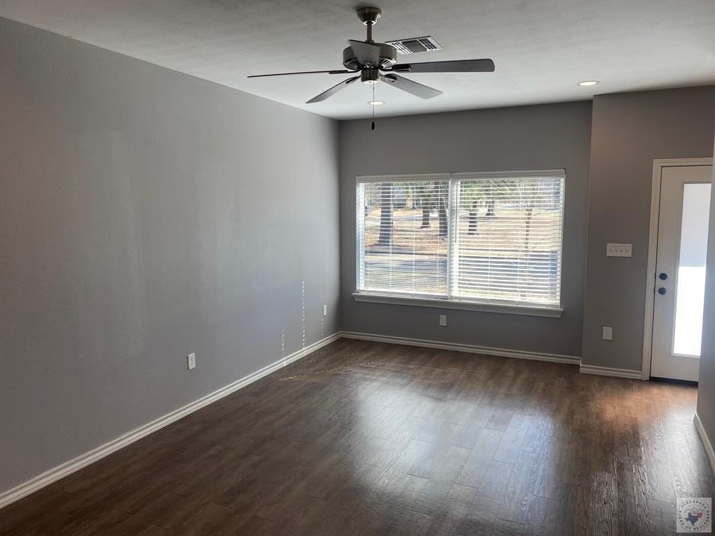 812 W 32nd St - Photo 5 of 11