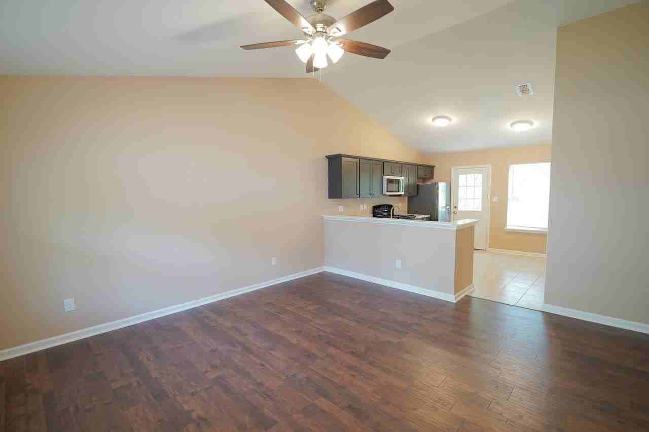 933 Ashburn Dr - Photo 3 of 25