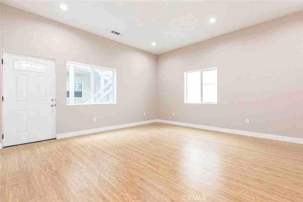 741 E Doran St - Photo 4 of 15