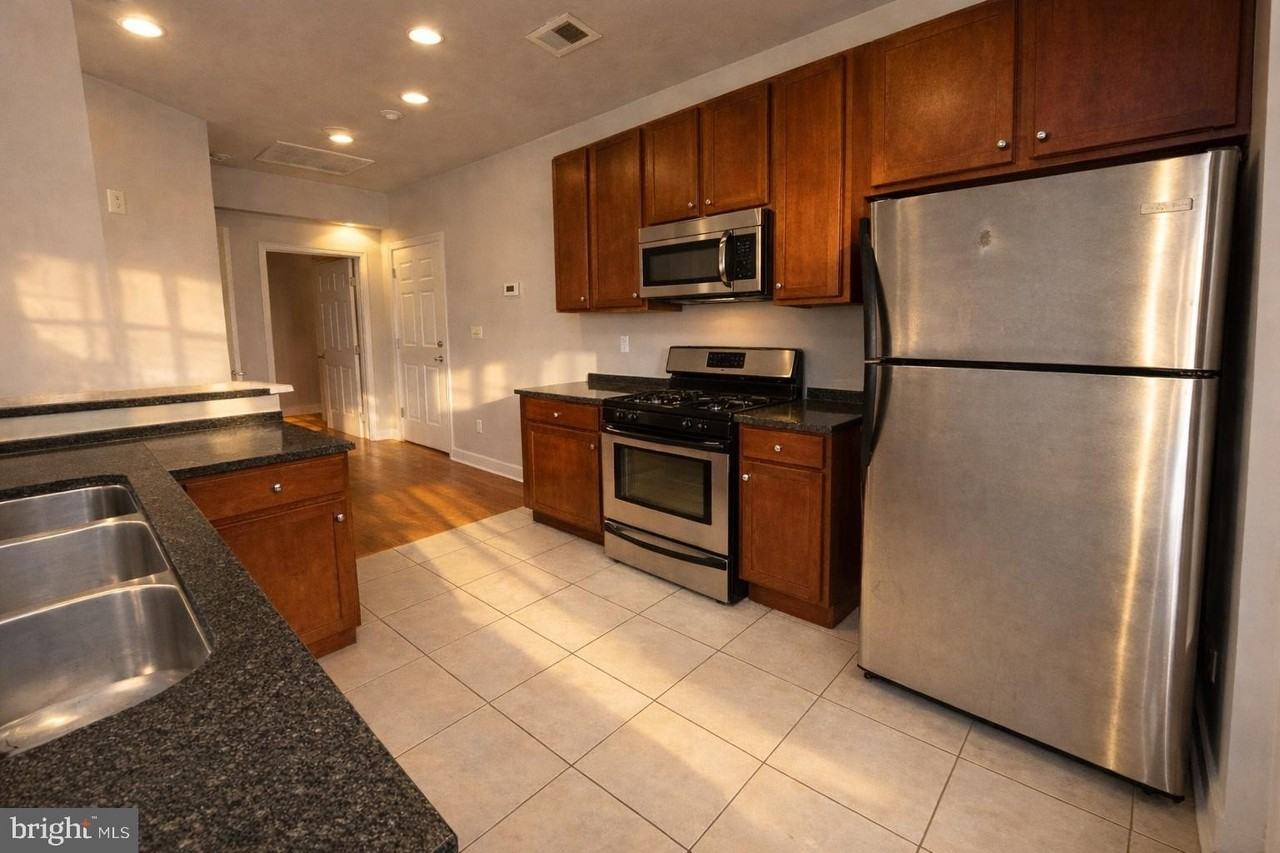 900 Barton St #106 - Photo 5 of 16