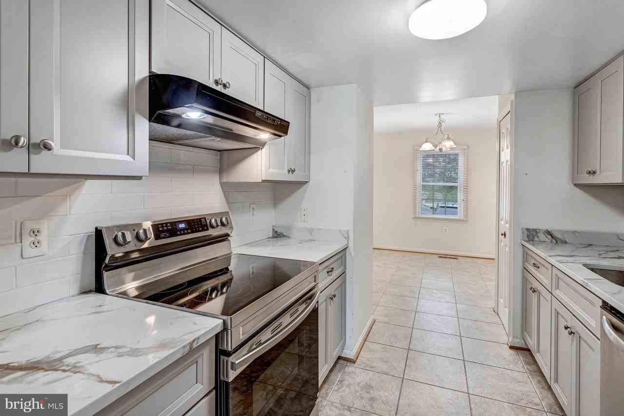 11337 Cromwell Ct - Photo 4 of 30