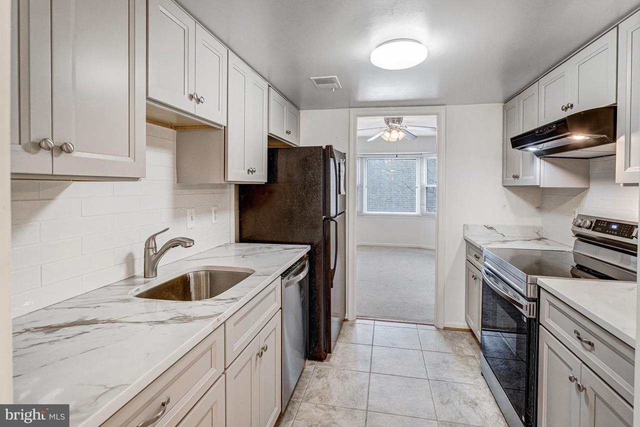 11337 Cromwell Ct - Photo 5 of 30