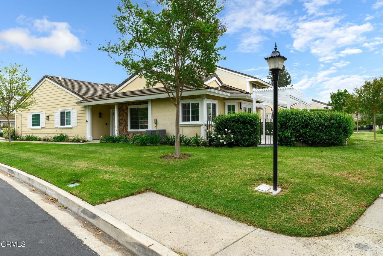 1125 Stoneybrook Ln - Photo 2 of 23