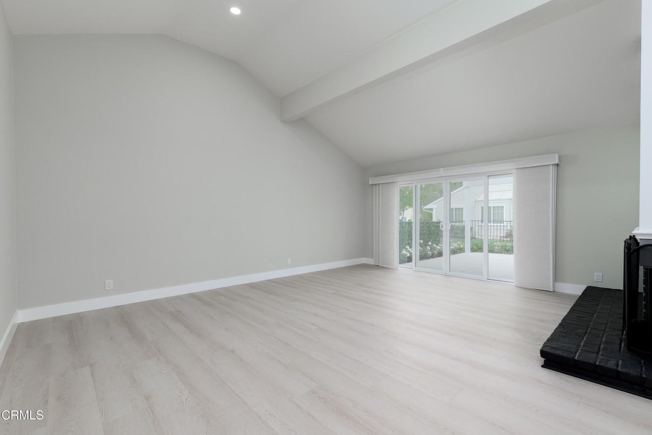 1125 Stoneybrook Ln - Photo 4 of 23