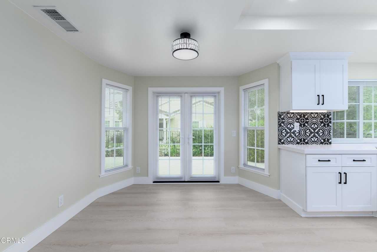 1125 Stoneybrook Ln - Photo 6 of 23