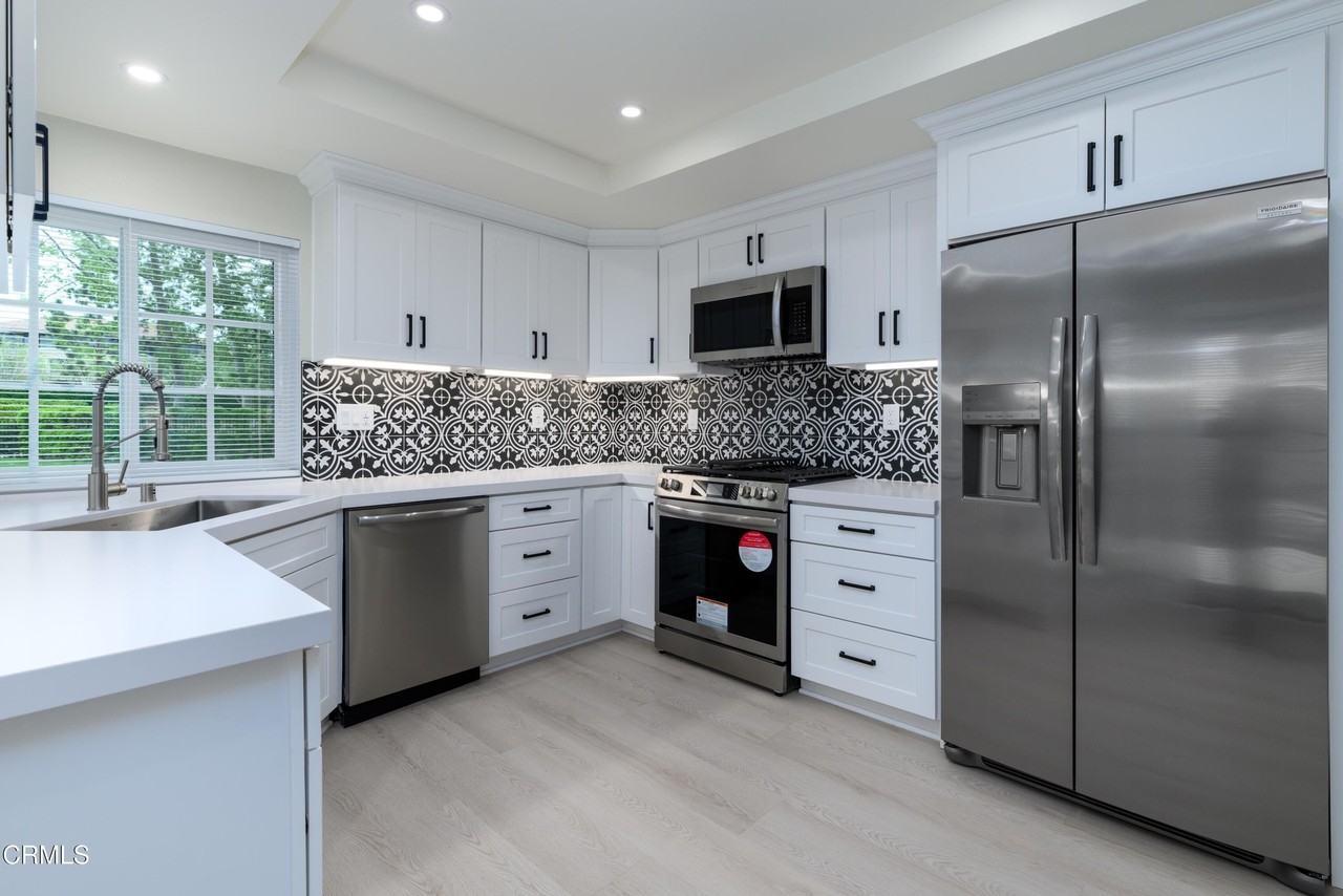 1125 Stoneybrook Ln - Photo 7 of 23