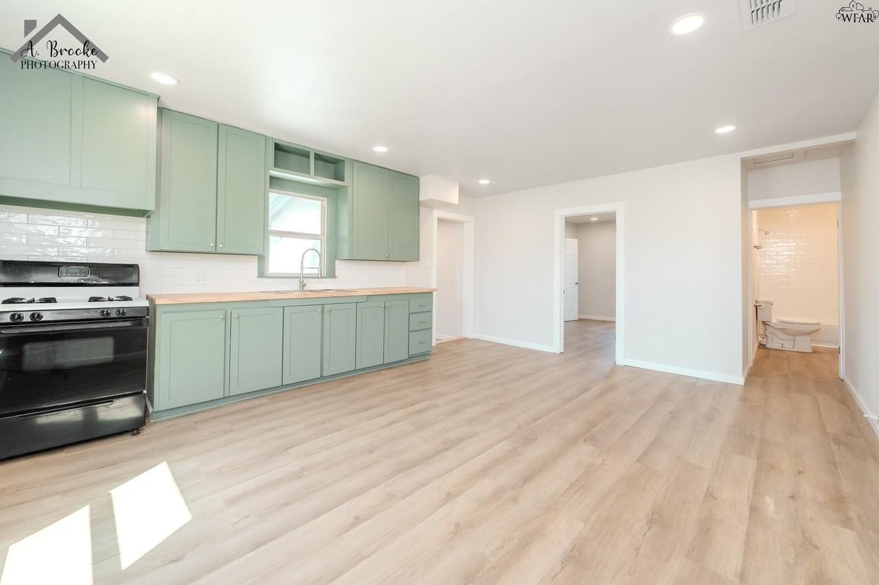 415 N Oak St - Photo 3 of 28