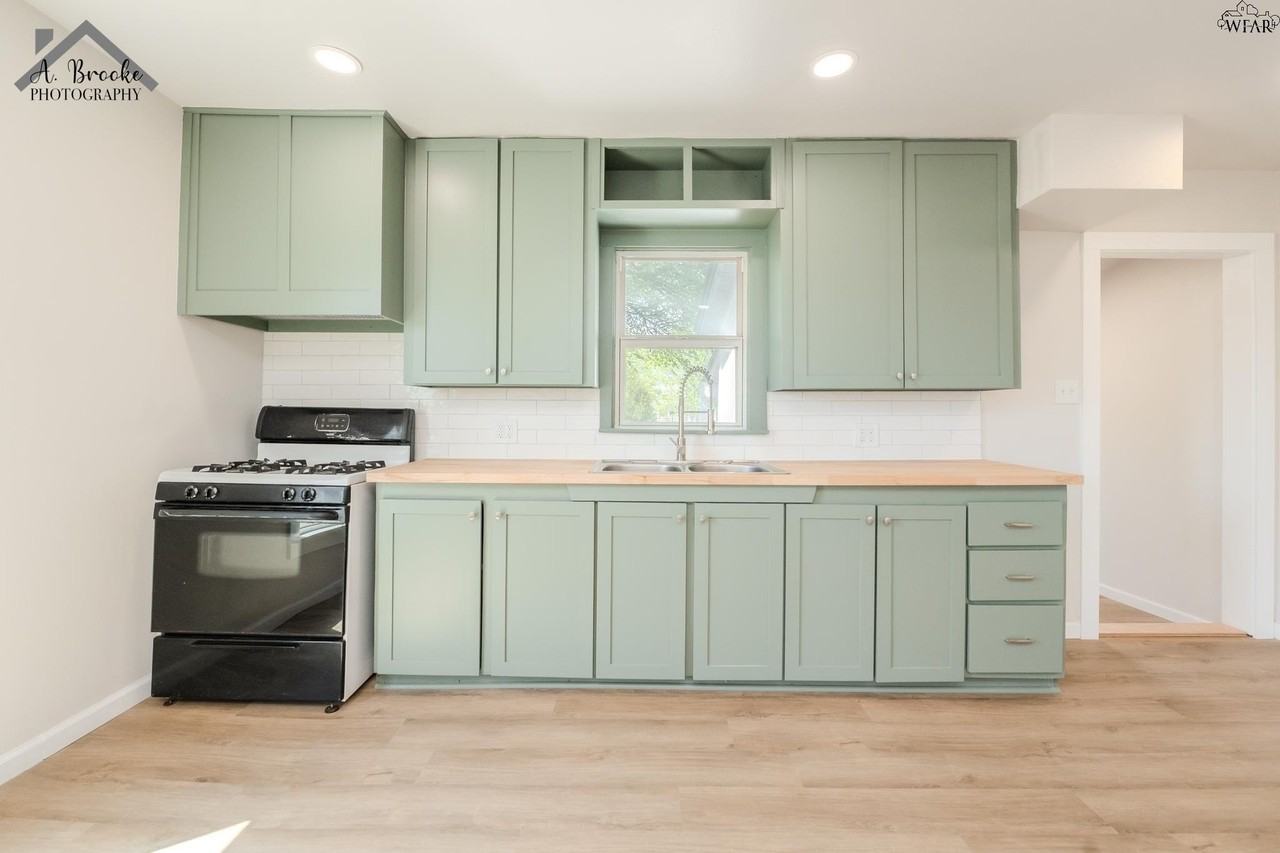 415 N Oak St - Photo 4 of 28