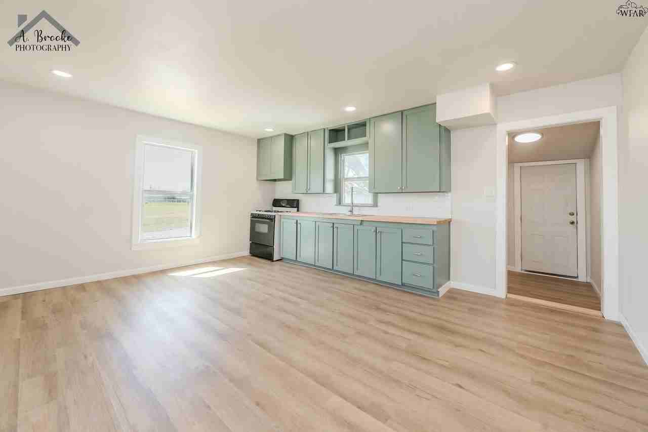415 N Oak St - Photo 5 of 28