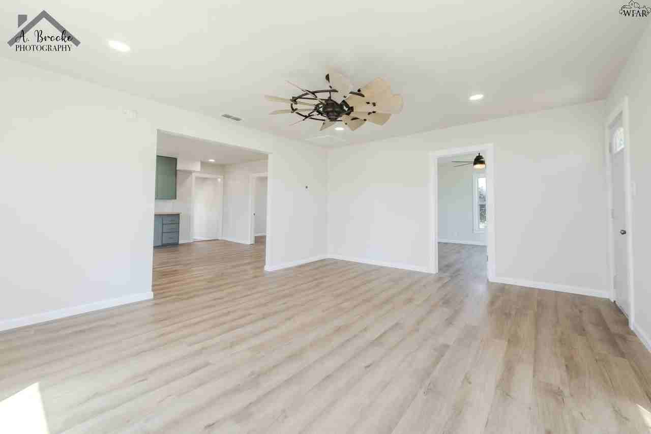 415 N Oak St - Photo 7 of 28