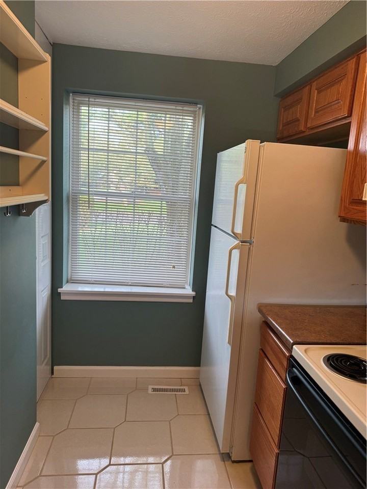 408 Scott Ln - Photo 4 of 15