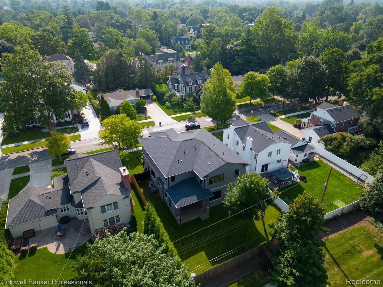 394 S Glenhurst Dr - Photo 3 of 50