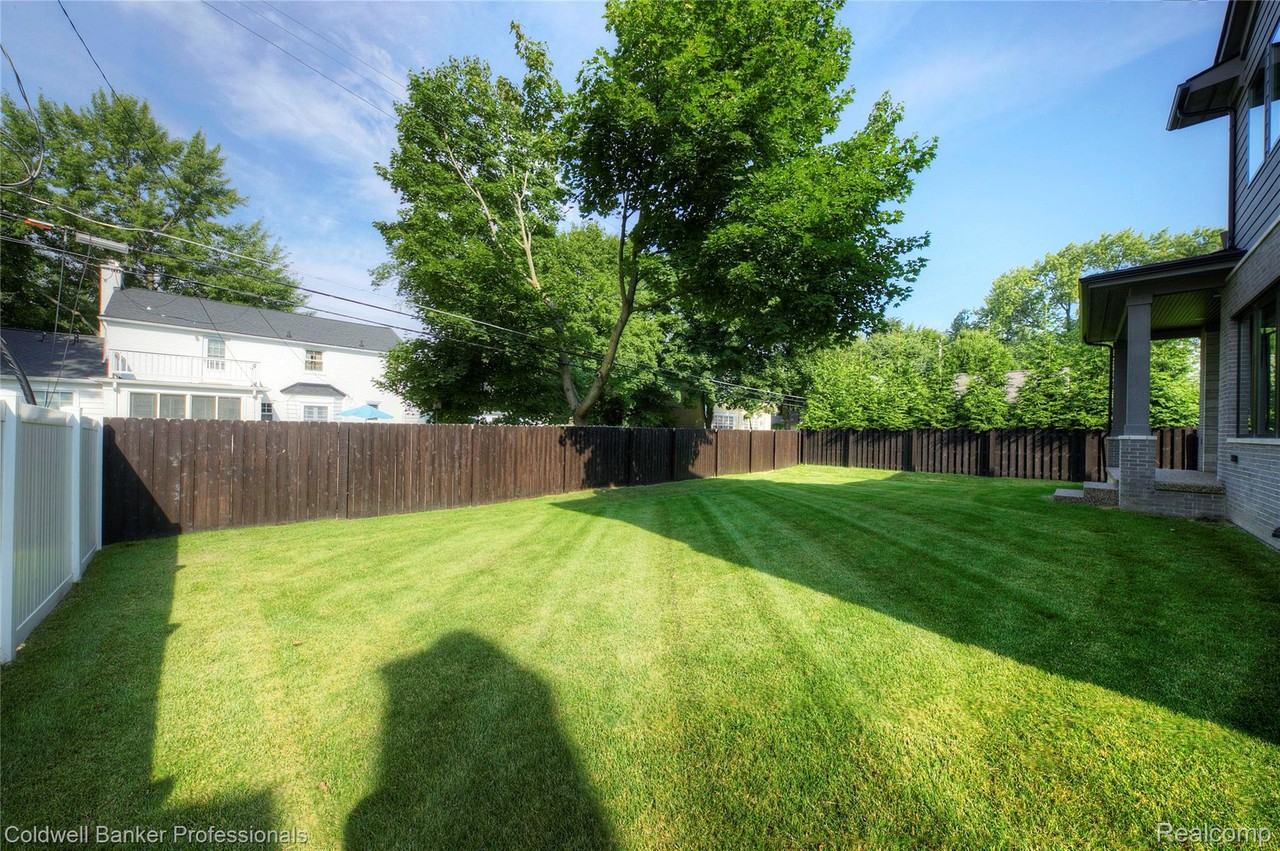 394 S Glenhurst Dr - Photo 5 of 50