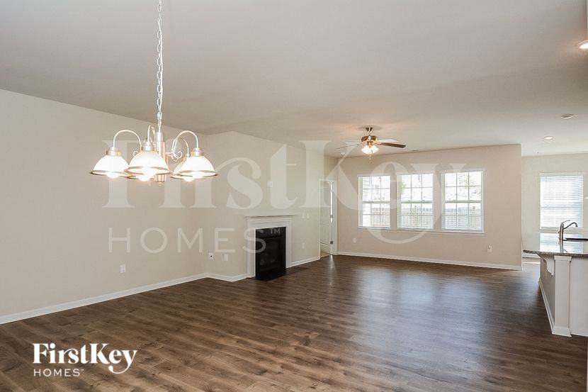 302 N Great White Way - Photo 3 of 15