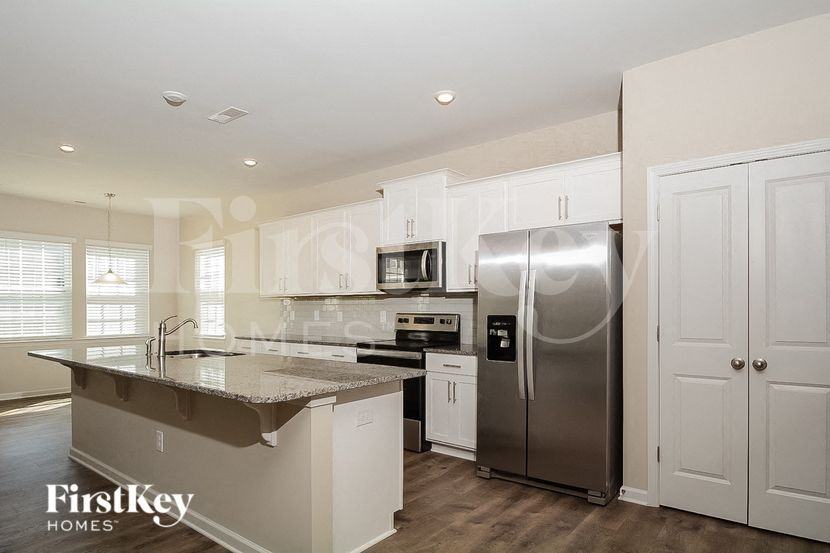 302 N Great White Way - Photo 4 of 15