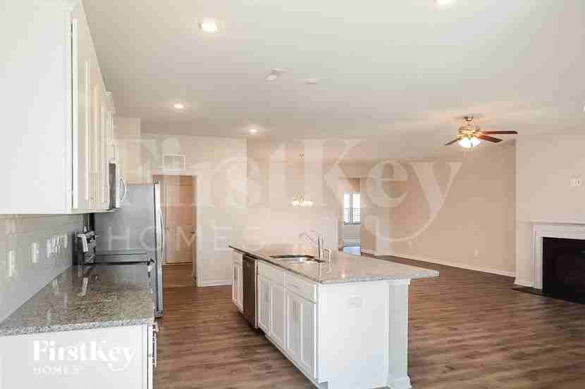 302 N Great White Way - Photo 5 of 15