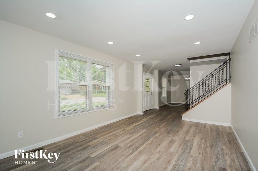 805 Forest Village Dr - Photo 3 of 15