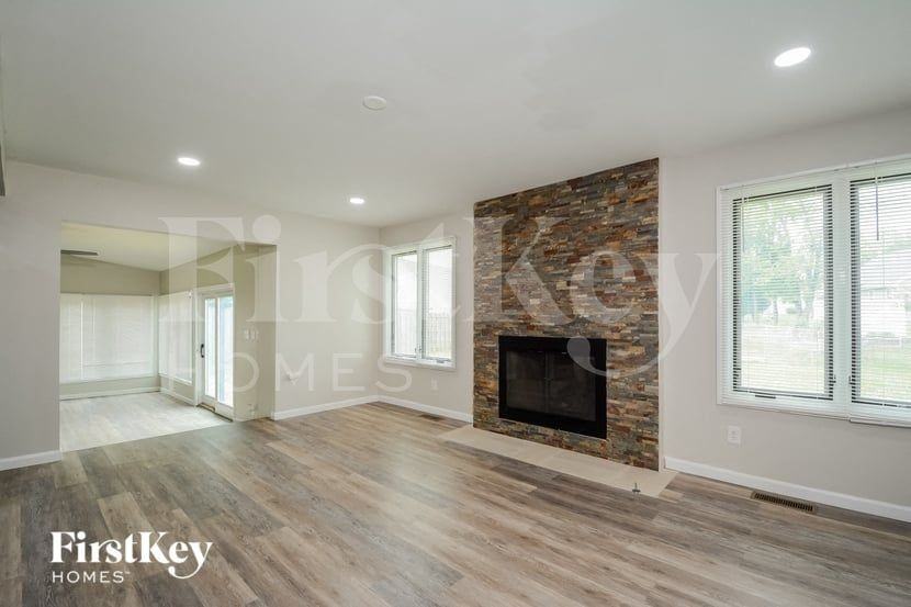 805 Forest Village Dr - Photo 4 of 15