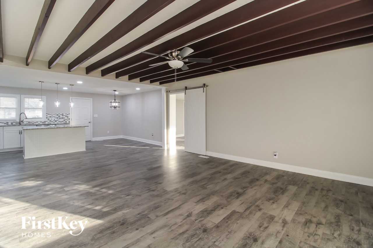 218 Friendway Rd - Photo 3 of 15