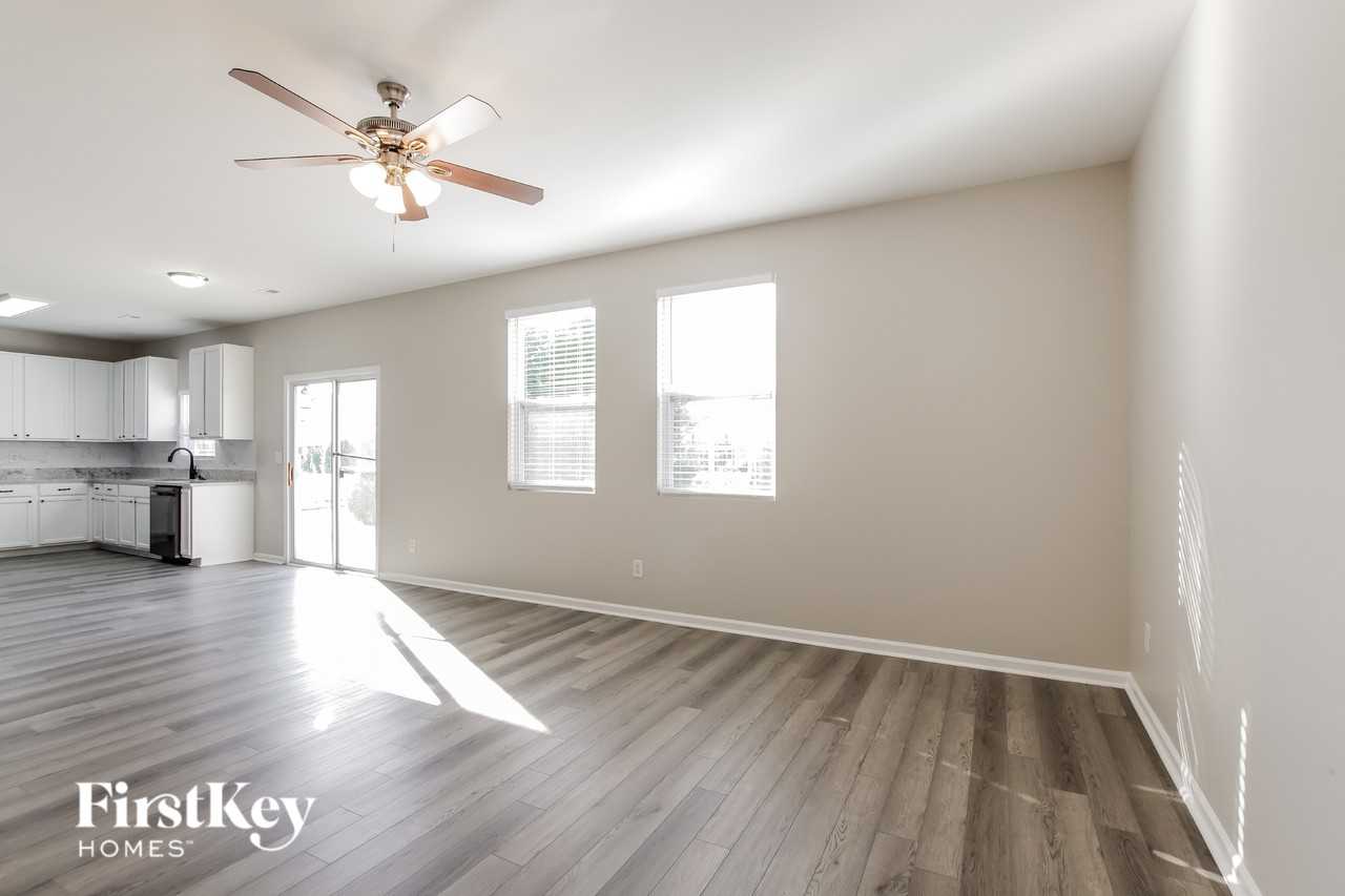 7421 Lamplighter Close Dr - Photo 4 of 15