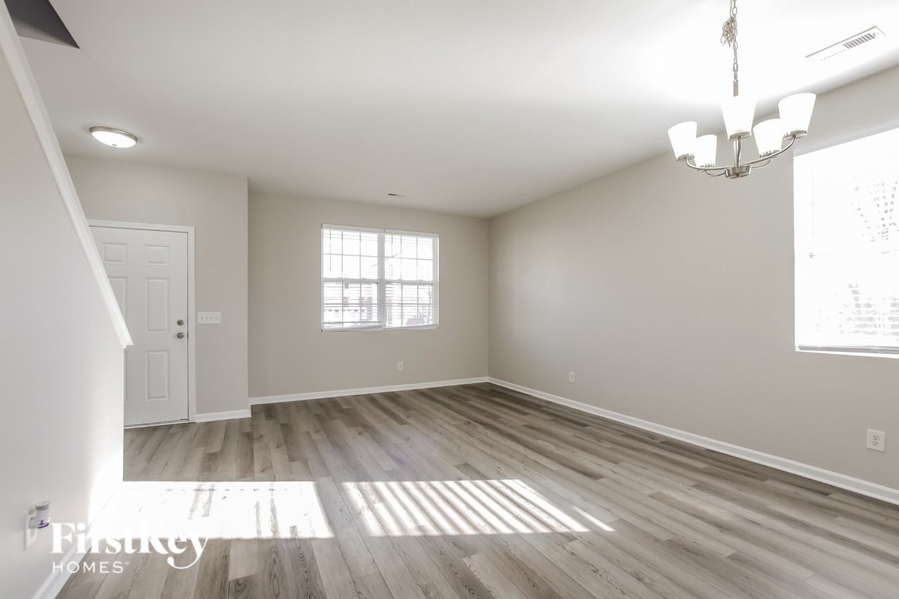 7421 Lamplighter Close Dr - Photo 5 of 15