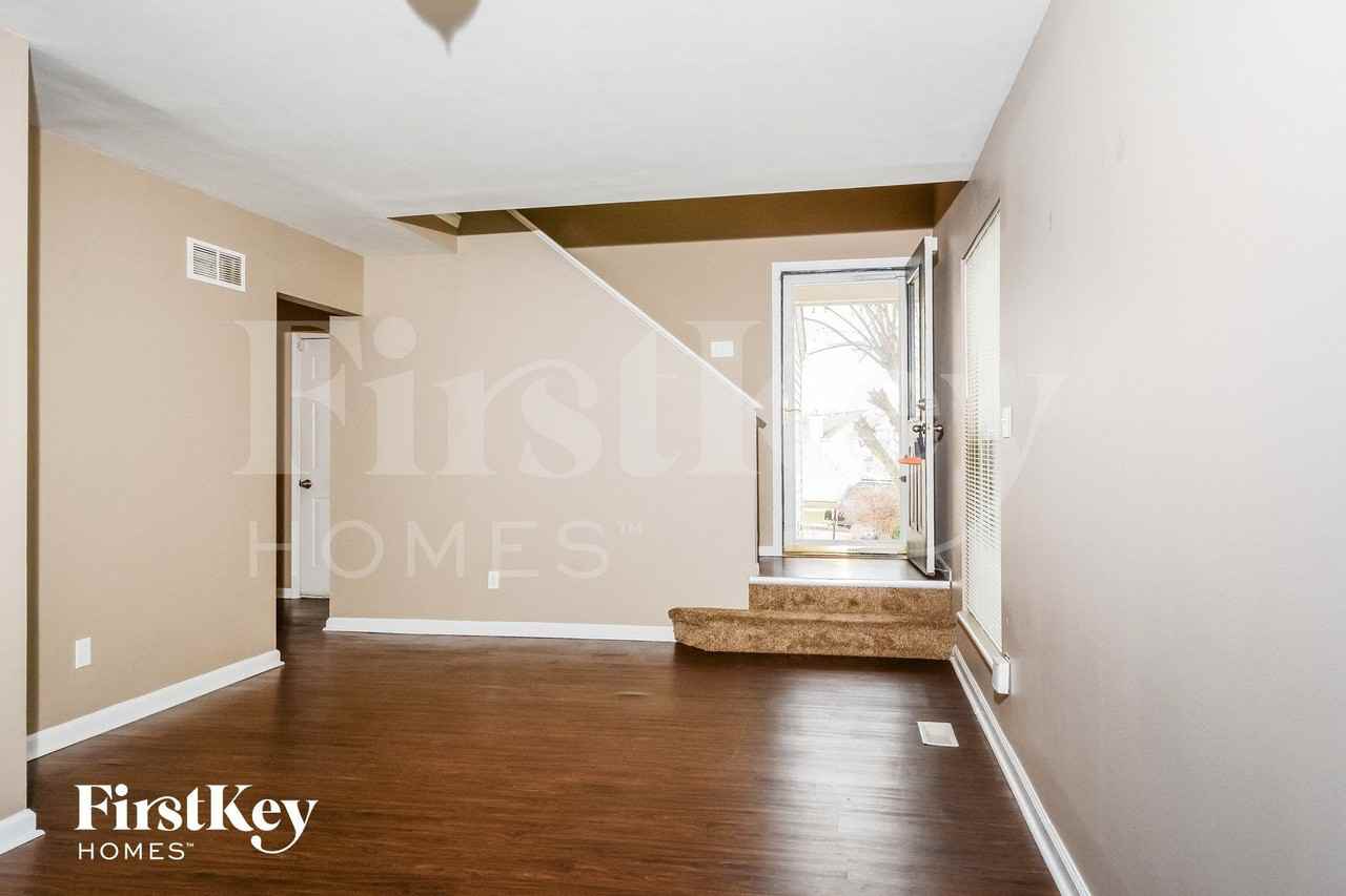 2711 Liberty Landing Ct - Photo 2 of 15