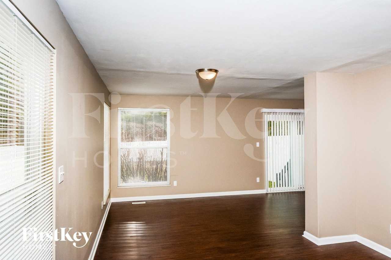 2711 Liberty Landing Ct - Photo 3 of 15