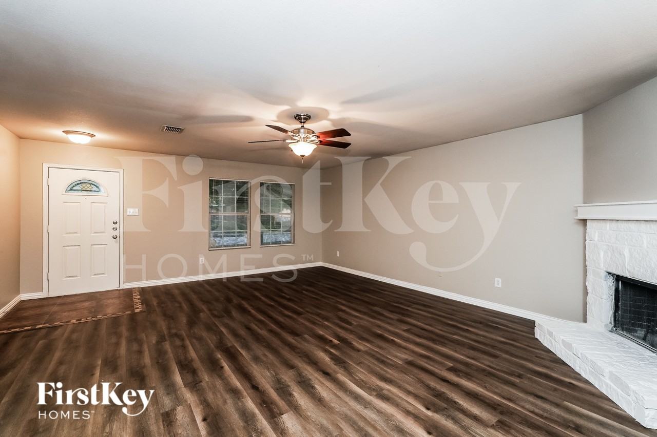 1401 Krista Dr - Photo 2 of 20