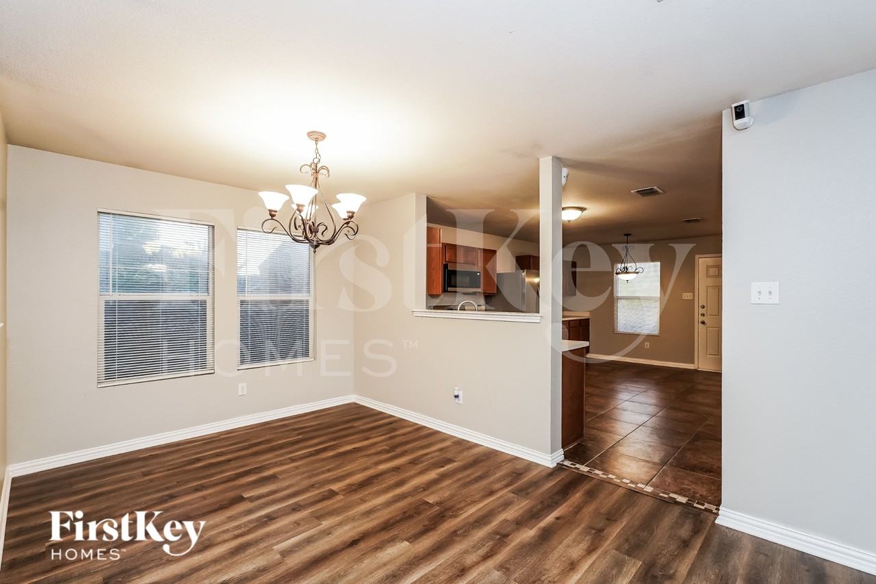 1401 Krista Dr - Photo 6 of 20