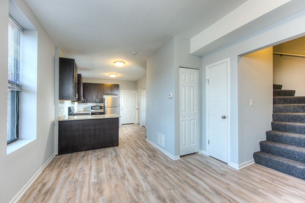1420 W Blackhawk St #3R - Photo 2 of 9