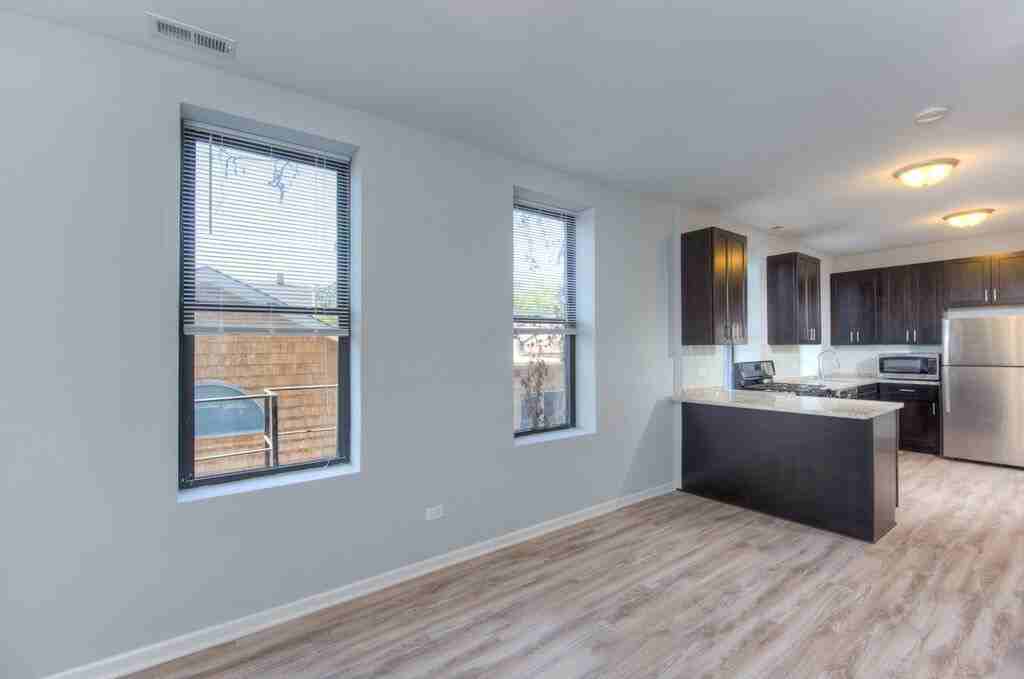 1420 W Blackhawk St #3R - Photo 3 of 9