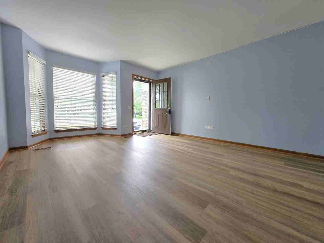 8 E Shag Bark Ln - Photo 3 of 33