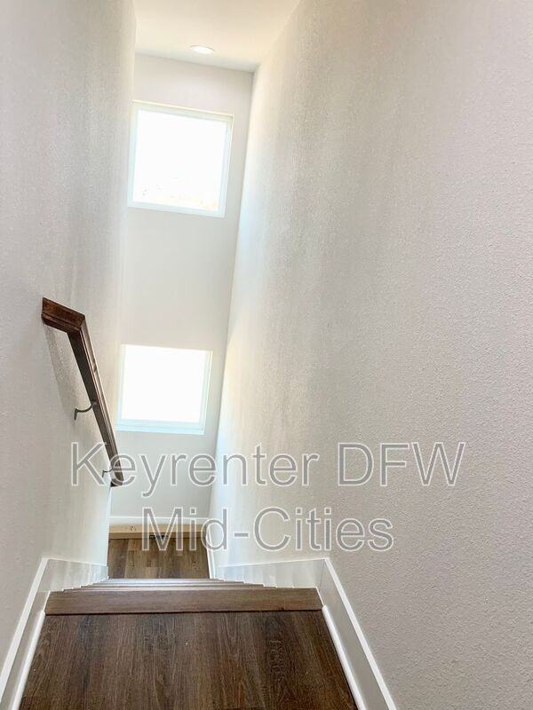 1431 Pearson St - Photo 2 of 32