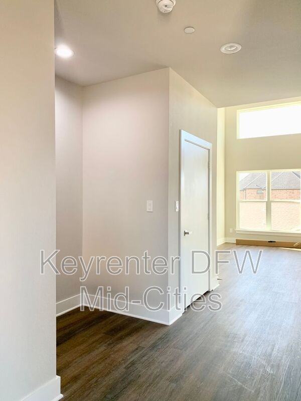 1431 Pearson St - Photo 3 of 32