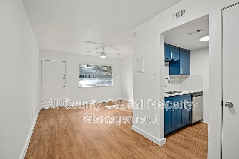 404 W 35th St #205 - Photo 4 of 10