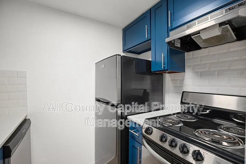 404 W 35th St #205 - Photo 5 of 10