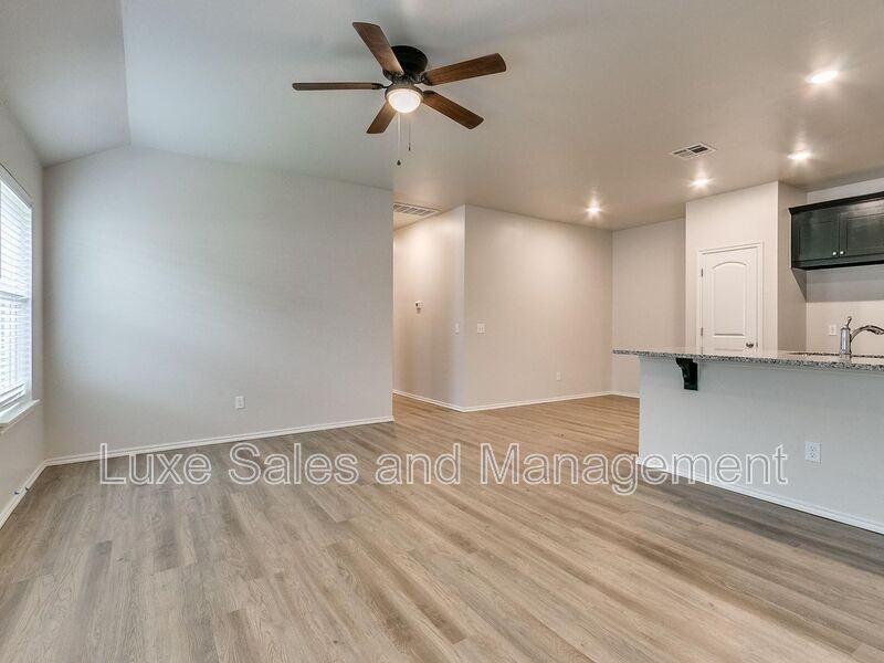 8008 Nw 105th St - Photo 3 of 30