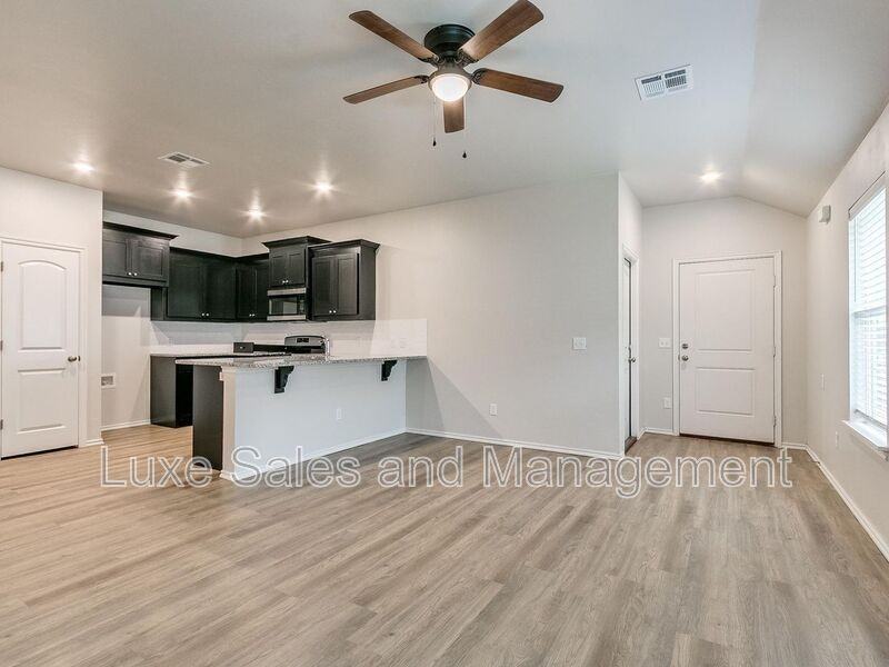 8008 Nw 105th St - Photo 5 of 30