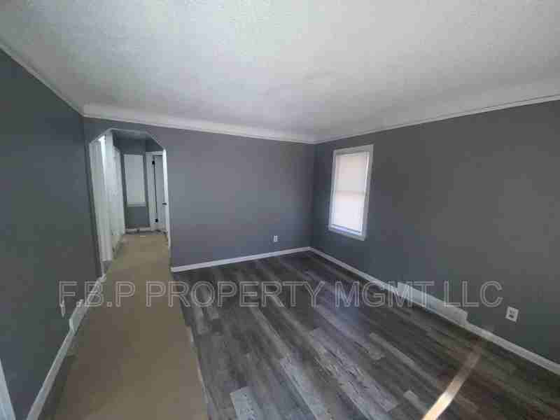 8443 Pierson St - Photo 2 of 11