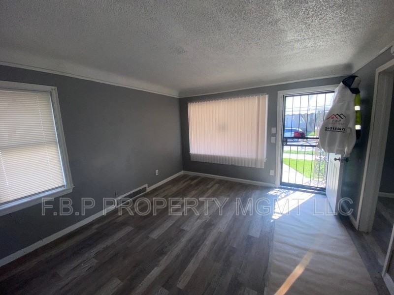 8443 Pierson St - Photo 3 of 11