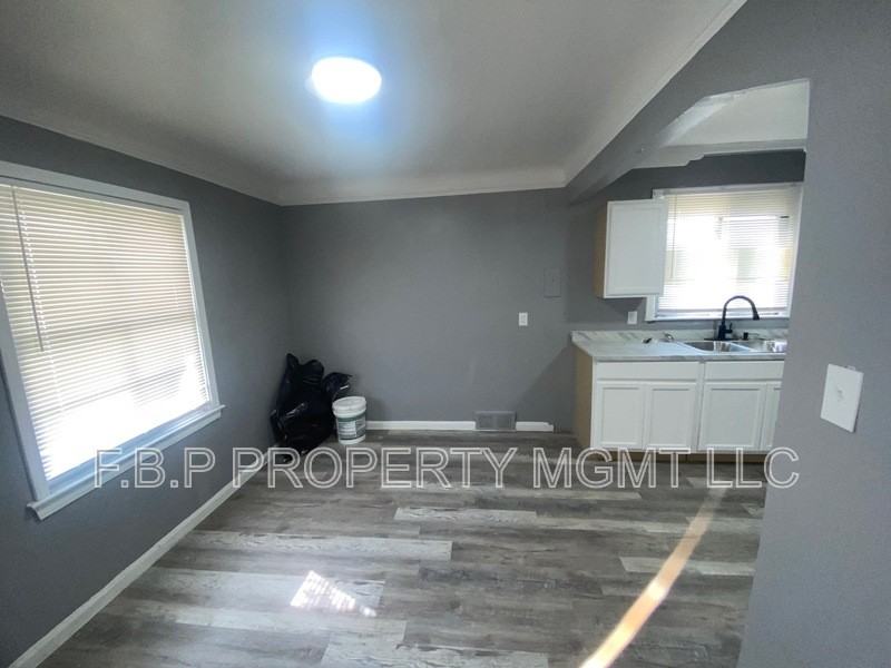 8443 Pierson St - Photo 4 of 11