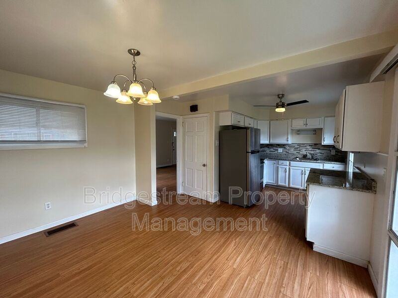 1944 Malcom Dr - Photo 4 of 12