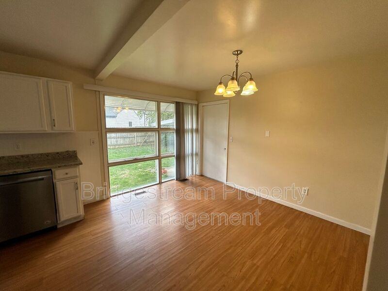 1944 Malcom Dr - Photo 5 of 12